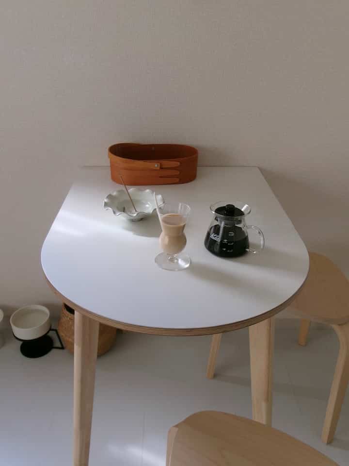 Kamar menghadap ke timur menyegarkan banget di pagi hari 🍃
sinar matahari yang  interior Skandinavia #北欧インテリアのある暮らし #ディインテリア #賃貸で暮らすとゆう選択 #賃貸生活 #賃貸マンション暮らし #猫と暮らす部屋 #猫と暮らす部屋づくり #マキシマリストの部屋 #マキシマリストの部屋づくり #マキシマリストの工夫 #ikea家具 #ドーナツライト #モロッコ雑貨 #モロッコインテリア #ラグ探し中 #ideeインテリア #無印インテリア #VARMBLIXT #ヴァルムブリクスト #賃貸DIY #壁紙DIY { 21# DIY Ubin Lantai} #暮らしの道具 #zakka #暮らしを楽しむ #シンプルライフ #ジャパンディインテリアライフ #上質な暮らし