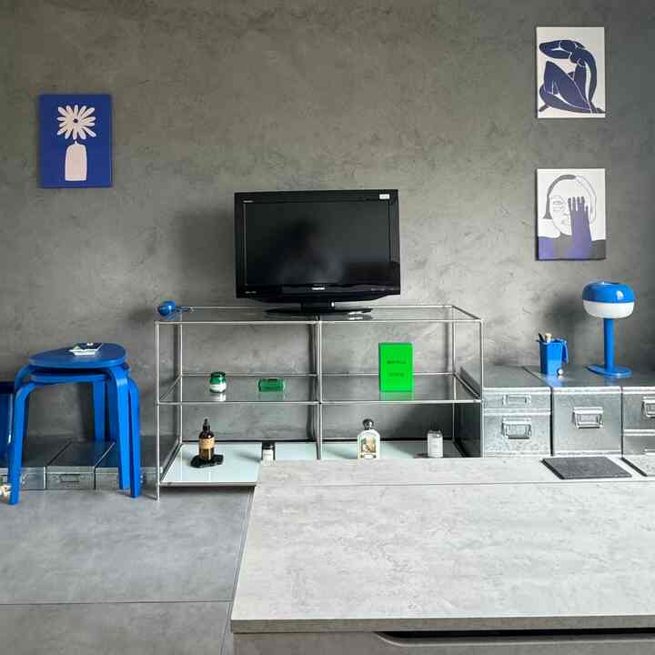 【色が引き立つ空間】
僕ははっきりとした色が好きで、
特に青に関してはどんな物でも惹かれてしまいます。

そんな僕でも青さえあれば良し、と言う心持ちではないのであくまでも色が引き立つ構成を考えるのが好きです。(空間でも、服でも)

なので部屋のベースはグレー・ホワイト、
雑貨等でブルー、グリーン、オレンジをアクセントカラーにする事が今のブームとなっています！

#テレビが古すぎて買い替えたい
#インテリア
#インテリアデザイン
#インテリア雑貨
#カラフルインテリア
#海外インテリア
#日々の記録
#日常の風景
#無印良品
#トタンボックス
#dulton
#ikea
#furnihunter
#umakunureru
#リビング