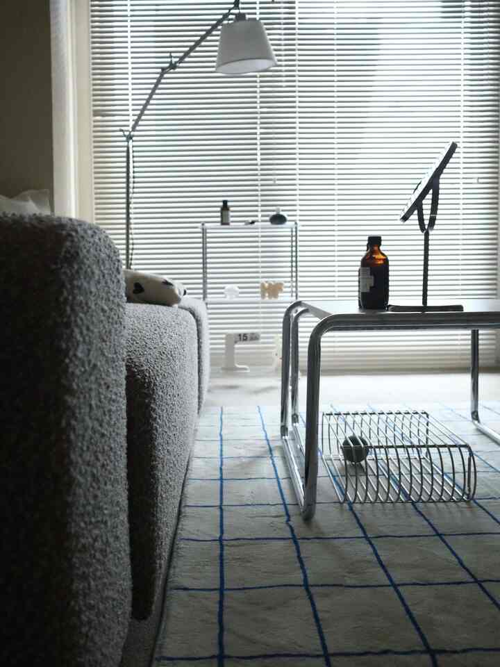 ソファ周りを横から撮るとこんな感じで奥行きがあるリビングです☺︎
ブルーのグラフチェックのラグで色味を足してます。
このラグ夏前に購入したんだけど肌触り良くてオールシーズン使えるところもポイント◎

奥のラックはシルバー×クリア。
クリアだと抜け感が出るので圧迫感が出ず、無機質・韓国インテリアの方にオススメです。


#Koreaninterior #Koreainterior #無機質インテリア #韓国インテリア #リビングインテリア #シンプリスト #シンプリストの部屋作り #シンプルなインテリア #シンプルな暮らし #3人掛けソファ #楽天市場 #楽roomに載せています