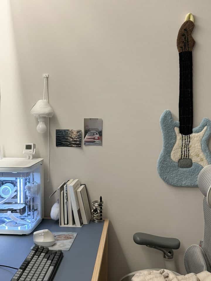 ホワイトとブルーのトーンのホームオフィス、すっきりとしたデスクとオフィスチェアが配置されたコンパクトな部屋