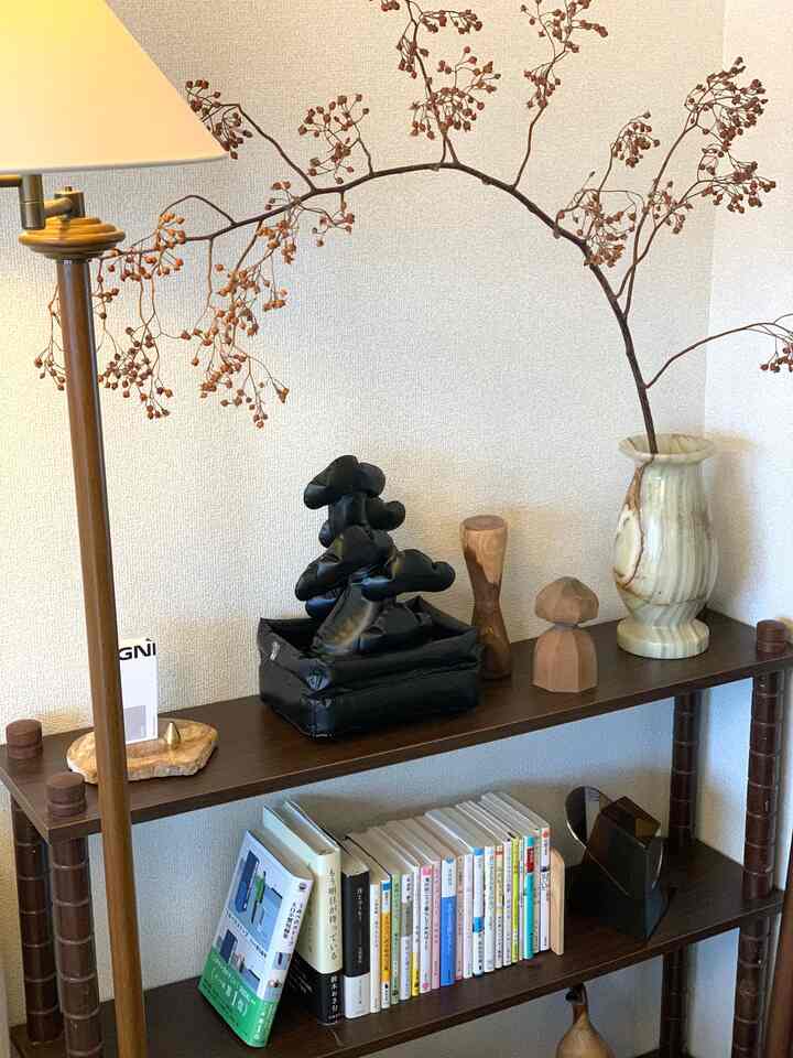 ヴィンテージのキャビネットに
MoMAで購入したエアー盆栽を飾りました🪶 
空気を入れることで盆栽の形になる
面白いプロダクト。

以前はレコードを飾っていましたがこの盆栽に
一目惚れしてからキャビネットの
よく目に着くところに置いています◎

#MoMA #MoMADesignStore #盆栽 #キャビネット #ヴィンテージ #モダン #IKEA