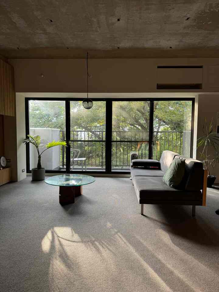 朝日が差し込むリビング


#マンションリノベーション
#リノベーション
#リビング
#カーペット
#ガラステーブル
#トックリヤシ