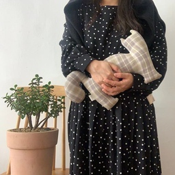 취미부자라 원단을 가지고 무언갈 만들어 보는것도 좋아해서 고양이 모양의 쿠션을 만들어 봤어요. 화분도 살짝 놓고 셀카를 찍어 봤답니다 :) 
올 겨울 우리집에 유용하게 쓰일 아이템이 될것 같아요! 
#ftc11기이야기 
#쿠션 #고양이쿠션
#쿠션만들기