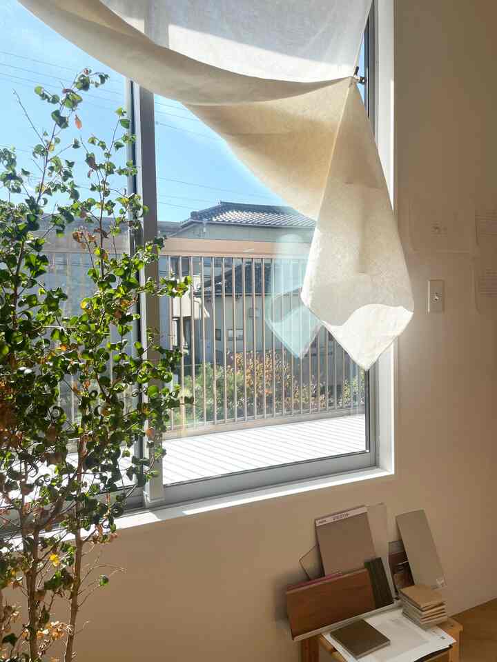 Workspace

It's sunny, so I can work comfortably 😴

My work tools tend to get messy, so I'm planning on storing them 📝

#Workspace #収納　#リノベーション　#仕事部屋　#在宅勤務　#オフィス　#ヘリンボーン　#観葉植物　#リネン