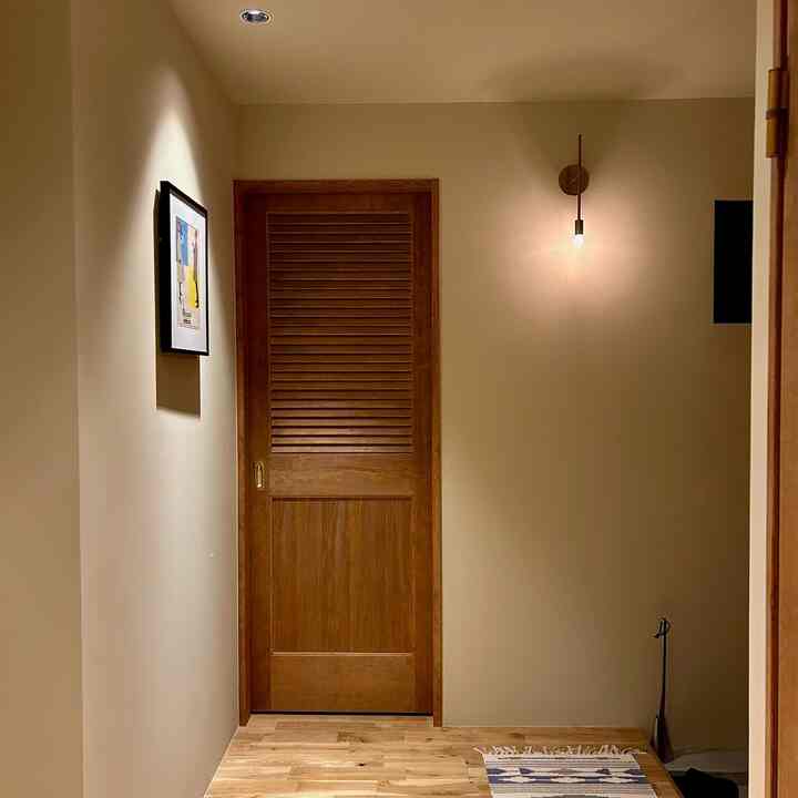 The entrance space has minimal lighting so that the vintage posters and the thousand bracket lights can shine 💡

The wooden door, beige walls and interior match perfectly, making this my favorite space 🧘

#Entrance #玄関インテリア #廊下 #廊下のインテリア #ヴィンテージポスター #真鍮 #ブラケットライト　
#Shoe horn #靴べらスタンド