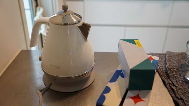 今年、電気ケトルが壊れまして、
新しく買ったんですが、、、
先日、主人が落として取手を破壊。。

というわけで、
今度はデロンギの電気ケトルに^ ^
ころんとしていて可愛い😍
今度 は長く使いたい‼️

一緒に写っているのは、先日ダイソーで
見つけた可愛いフリーザーバッグ✨
たくさん欲しくなる可愛いデザイン❤️


#デロンギ 
#電気ケトル 
#フリーザーバッグ 
#ダイソー 
#キッチン 
