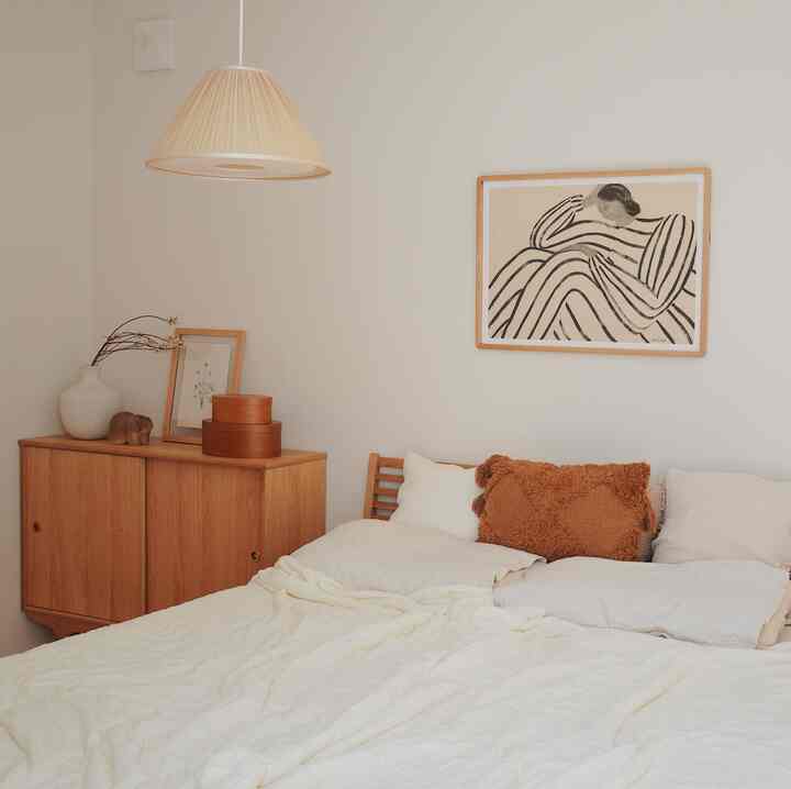 北欧ナチュラルな寝室。
ベッド上のアートポスターが
お部屋のフォーカルポイントです🛏️💭

#北欧インテリア #寝室スタイリング #2人暮らし #クイーンサイズベッド 