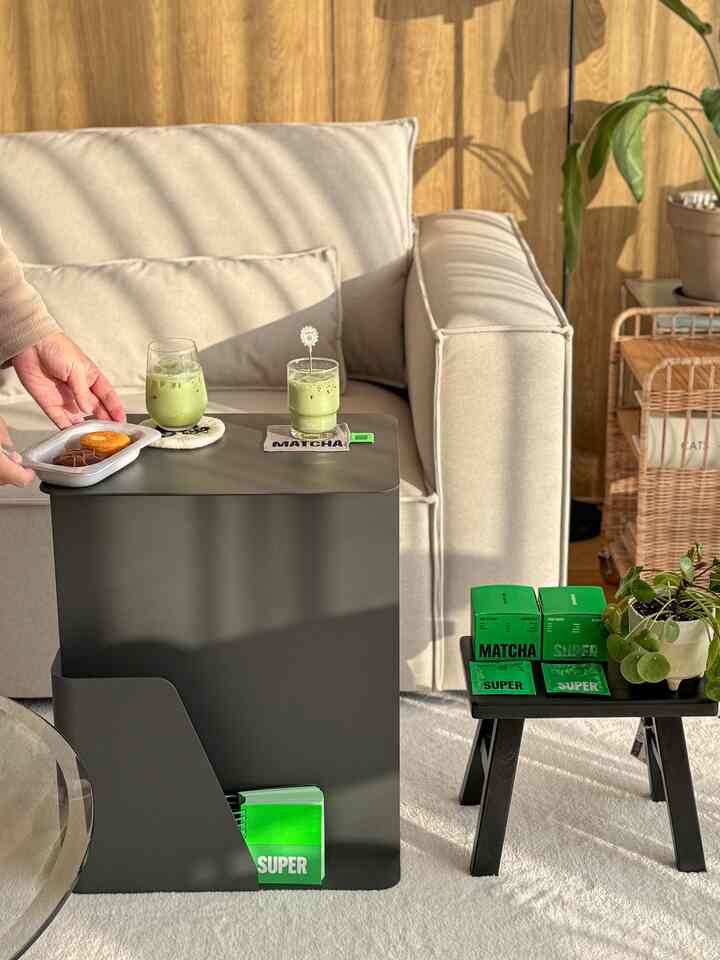 #디저트천국
ホームカフェ抹茶ラテを楽しむ💚 

会社でコーヒーを水のように飲む
だから最近はなかなか眠りにくいです。
代わりにいつも好きだった抹茶ラテ
自宅で作って飲むことにしました。

スーパー抹茶は微細な粉末粒子です
冷たい水にすぐに溶けてアイス抹茶ラテ
作りには本当にぴったりです！

特にトップクラスの抹茶グレードのセレモニアルグレードです。
次回は茶道セットでクラシックに楽しみたいです。
パッケージも個別包装されたポケット型だから
持ち運びが簡単で会社に持ち帰って飲むから
飲み物も節約して一石二鳥:) #말차라떼 #녹차라떼 #라떼 #자라 #자라스툴 #소파 #슈퍼말차  #말차맛집 #제로슈가 #말차 #말차레시피 #matcha #homecafe #오늘장면한컷 #디저트접시 #우리집포토존 #예쁜템최고야 #잘산템 