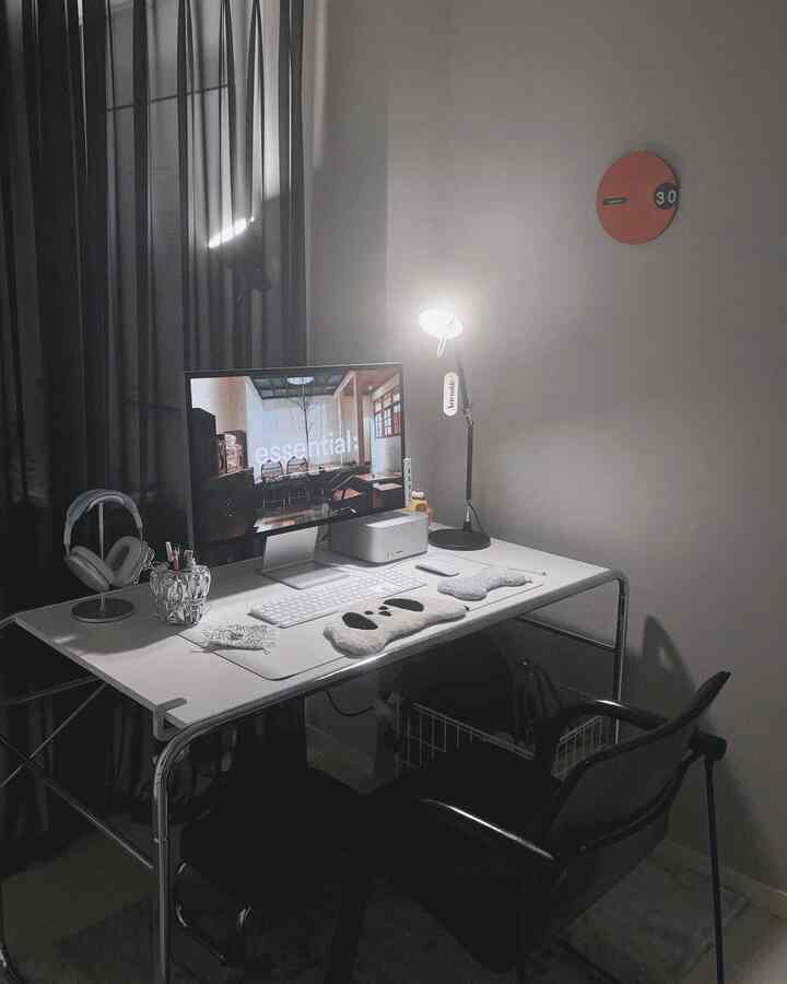 
私の部屋へようこそ！

実は9坪余りのワンルームにある私の作業空間ですが、作り付けでツルームのように分かれた構造だから私は便宜上「私の部屋」と呼んでいます。

従来に使っていた机を片付けてモダンハウスの机に変えながら、今は大切な椅子になったヴィンテージトンネット社のS320を持ち上げました。
しばしば人々が多く探している足の部分がステンになったわけではありませんが、オールブラックならではの魅力がまたあるようです！ 🖤

オレンジ色のヴィンテージ万年カレンダーで壁にポイントを与え、ますます愛着が行き、お気に入りの私だけのデスクゾーンになったようです😍

読んでくれてありがとう、残りの週末も仕上げてください。  #화이트인테리어 #모던 #모던인테리어 #미드센츄리 #모던하우스 #빈티지체어 #빈티지 #빈티지소품 #조명인테리어 #아르떼미데 #데스크테리어 #데스크테리어족 #데스크 #데스크소품 #맥 #애플 #thonet #토넷체어 #토넷 #원룸인테리어 #원룸 #원룸꾸미기 #원룸가구배치 #공간분리 