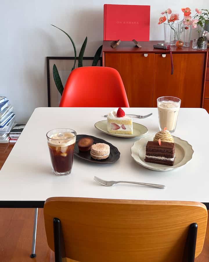 1番最初に買った大きな家具はイームズのコントラクトベーステーブルでした🙌
引っ越してからはダイニングテーブルとしては少し小さい感じはありますが、家のスタイルを決めるのに大事な基準にしている家具です。

#ミッドセンチュリー #ミッドセンチュリーモダン #イームズ #イームズチェア #Eames #カラフル 