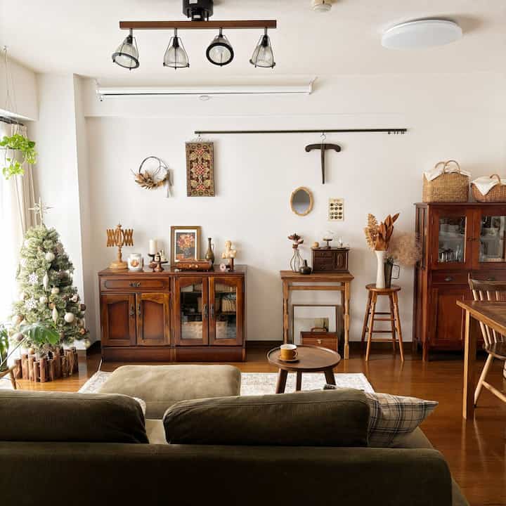 ツリーがあると、ぐっとお部屋がかわいくなる🎄

早い時間帯から日が差し込むようになって、
季節の進みを感じます😌✨


#アンティークインテリア #ビンテージインテリア　
#クリスマスインテリア #リビングインテリア 

