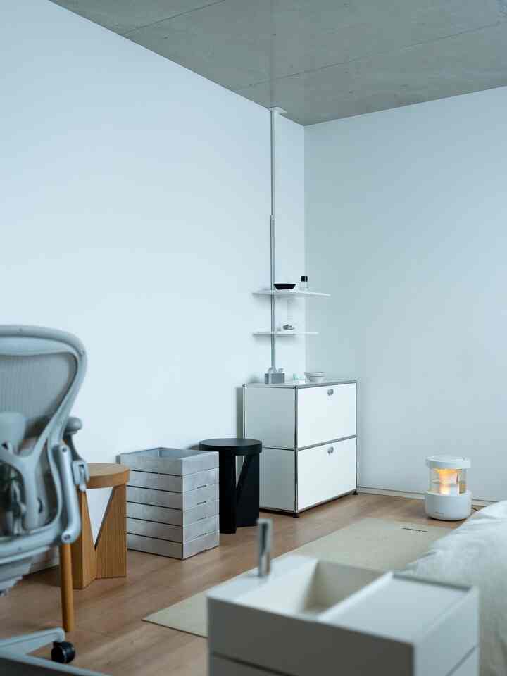 ホワイトとウッドトーンが調和したミニマルなホームオフィス空間、シンプルな家具が配置された清潔感のあるインテリア