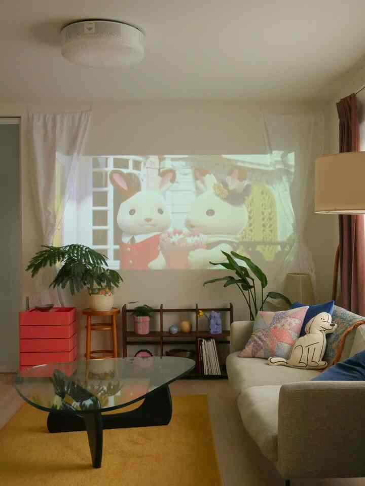 リビング最新版🐰プロジェクター映す壁がどうしても寂しくて、ヴィンテージのカーテン付けました🙆‍♀️ちょっと甘い要素が加わって好きなバランス😊

#建売住宅 #建売 #カラフルインテリア #プロジェクター #ポップインアラジン #マジス #リビング