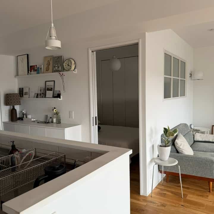 ダイニングキッチンから見た寝室とリビングの一角です🛋️


#PFSソファ
#ドットスツール
#ドマーニ鉢
#ルイスポールセンウォラート300
#ルイスポールセンパークフース
#ムーベ
#FLOS
#Panasonic室内窓
#IDEEクッション
#frameミナペルホネン テーブルランプ
#ラパーゼ水切りかご
#北欧インテリア
#マンションリノベーション