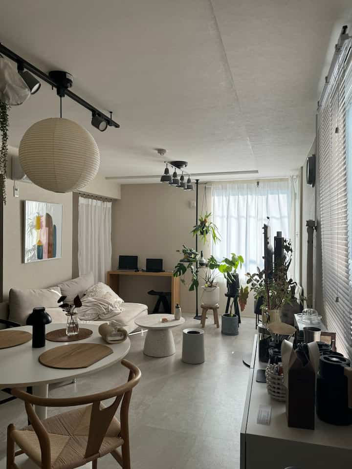 リビング、デスク周り
晴れていてお部屋が盛れた日☺️✨
#2ldk #ルームツアー #2人暮らしインテリア #cozy #cozyroom 