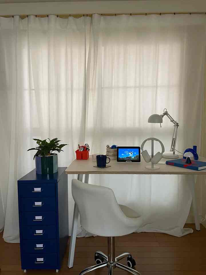 White and blue toned 1DK workspace featuring a desk, office chair, and minimalistic decor with a clean look