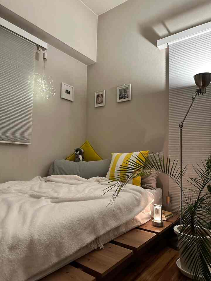 This year, I chose a blanket that can double as a duvet cover to use while I wait for my duvet. It's soft and fluffy and feels great ☺️

#bedroominterior

#preparingforwinter