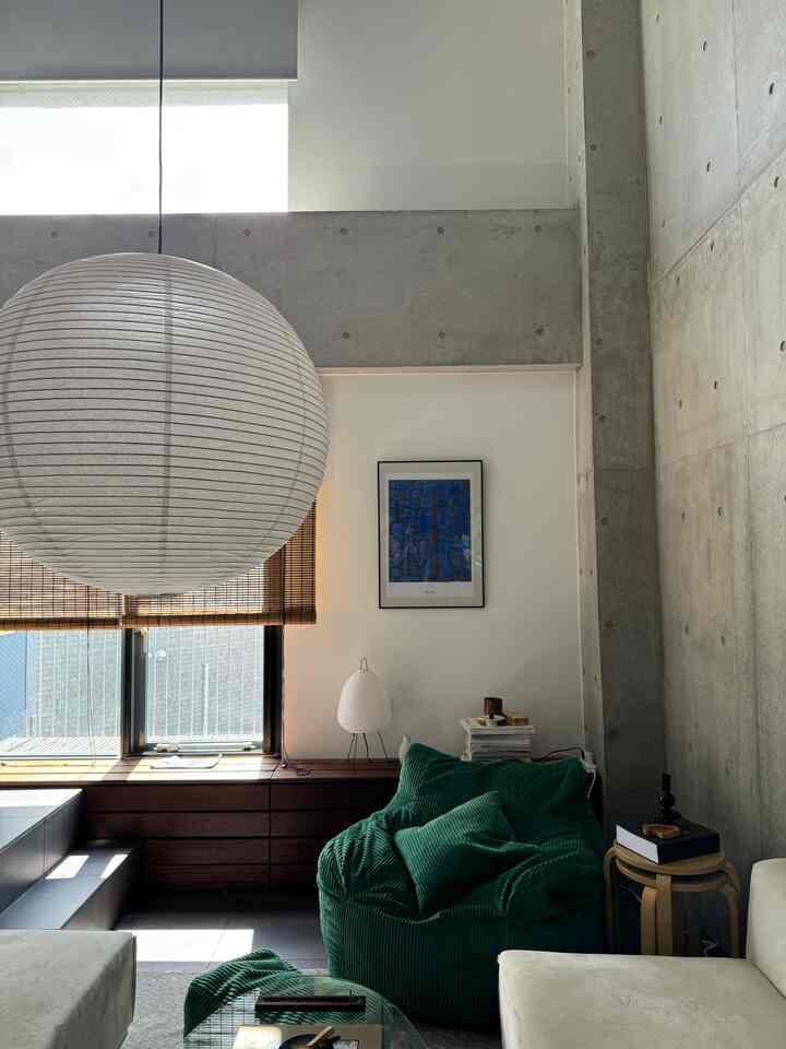 ナチュラルカラーと木目調のリビング、多色の緑のビーンバッグとベージュのソファが配置されたミッドセンチュリーモダンの雰囲気あるインテリア