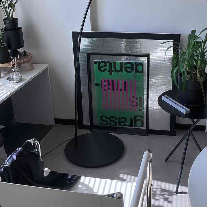 カラーポスターがすごく新鮮💚🩷




#カラーポスター　#ポスター　#モノトーンインテリア #ポップ　#BauhausJapan #bauhaus #観葉植物 #グリーンインテリア #お香　#ikea