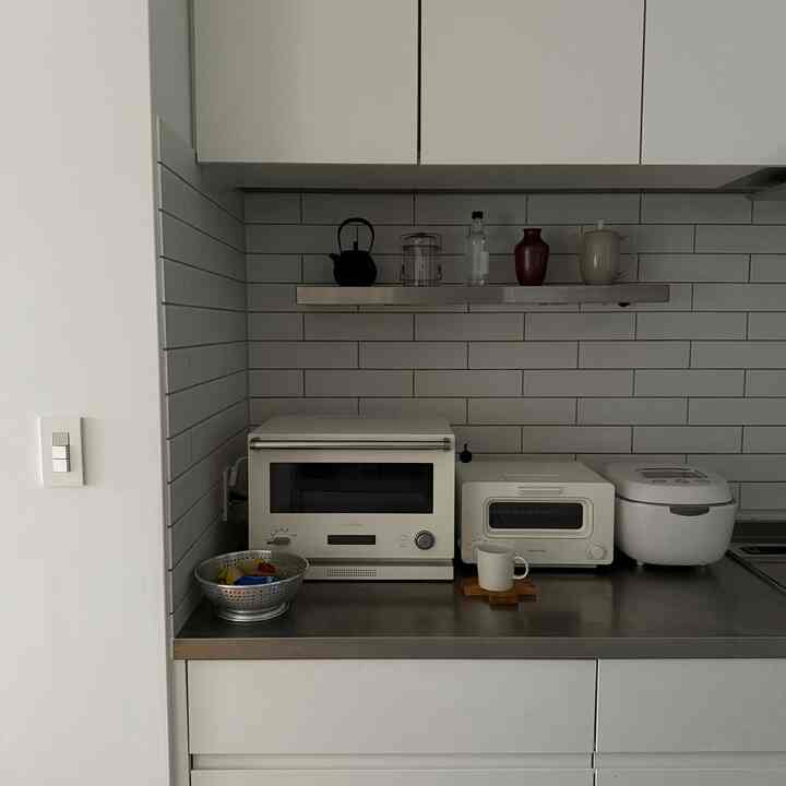 白を基調にしたキッチンです。
kitchen 


#BALMUDA
#BALMUDAオーブンレンジ
#BALMUDAトースター
#サンワカンパニーステンレスシェルフ
#ピーターアイビーコーヒージャー
#peter ivy coffee jar
#イッタラティーママグカップ　
#サブウェイタイル
#Panasonicキッチン
# 神保スイッチ
#マンションリノベーション
#北欧インテリア
