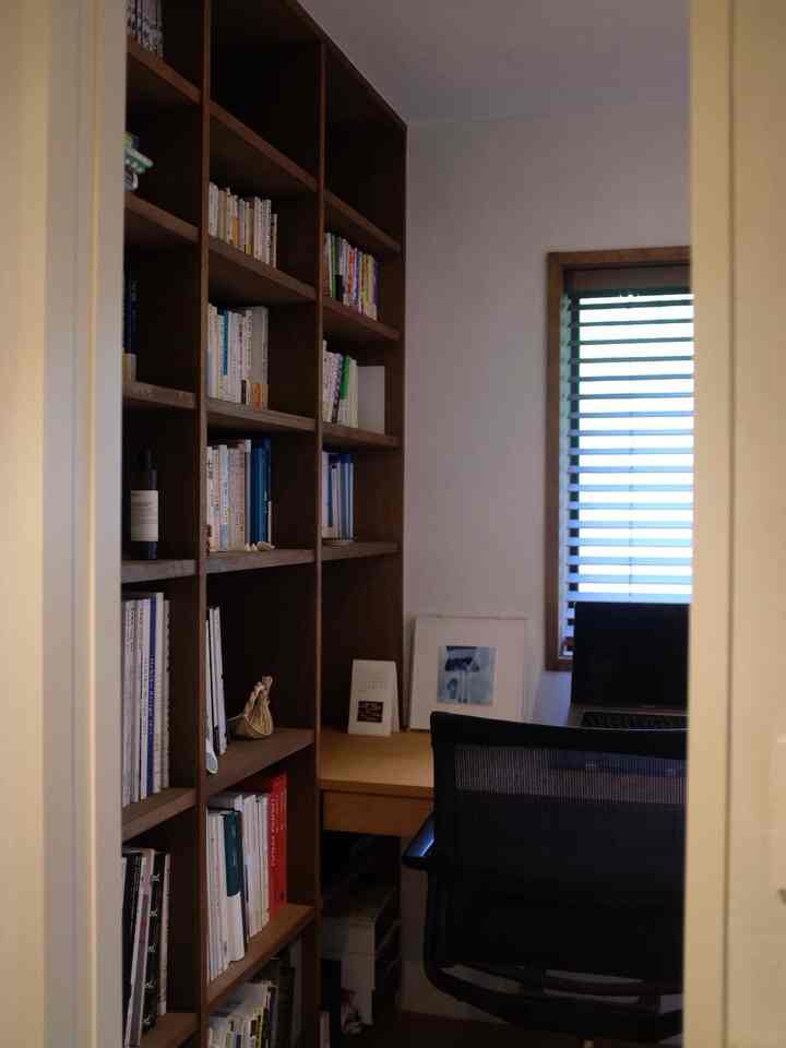 書斎🪑　椅子はvitraのPhysixを愛用しています。
カレンダーをデスクに置いていて、かれこれ5年以上はとらやのカレンダー 一択😌　#書斎 #本棚 #とらや #リモートワーク #デスク 