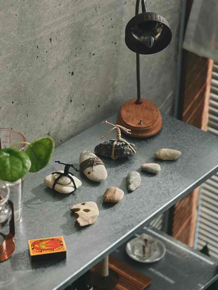 先日砂浜で拾った石、紐で結んだりしてインテリアとして飾ってみた🐚✨
めちゃ可愛くできた気がしている、、👀
結んでない子も穴とかマーブル模様がツボすぎる、、😭🪴

#インテリア #雑貨 #インテリア雑貨 #石 #ディスプレイ #ディスプレイ棚 #棚 #シェルフ #ステンレスラック #間接照明 #観葉植物 