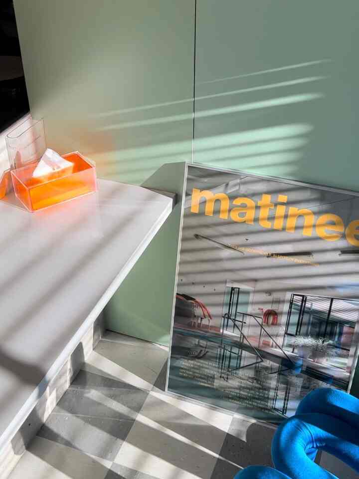 新しいポスターお気に入り🆕
椅子は意外と座り心地良い◎
見た目が何よりも可愛くておすすめ！
#インテリア #ミッドセンチュリー #おすすめの椅子 #椅子 #ポスター 