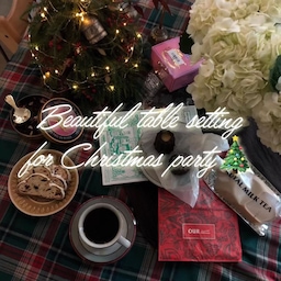 #오늘부터크리스마스
🎄아름다운 크리스마스 테이블 셋팅을 위한 첫번째 팁!!
 찬 바람이 불기 시작하면
가장 먼저 떠오르는 것이 ‘크리스마스’🎄 그리고 ‘연말’이라는 단어에요
 곧 한살 더 먹는다는 이유로 슬퍼지지만 반짝반짝하는 전구들로 가득 찬 도시, 이곳 저곳 연락을 돌려 송년회, 신년회 약속을 잡느라 바쁜 왠지 들뜨는 마음이 드는 12월이 곧이에요! 
 저는 밖순이라 12월의 송년회는 맛있는거 먹으러 다니느라 정신없지만, 홈파티도 넘 좋아해요! 아이가 생기고 나서는 더더욱 집에서 크리스마스파티, 뉴이어파티를 했던 것 같아요!
 크리스마스 홈파티, 테이블 스타일링을 더더욱 아름답게 즐기는 법을 소개해봐요!
그 첫번째로는 크리스마스 무드의 테이블보를 활용하는 것이에요!
한겹만 깔아줘도 분위기가 달라지고, 조금씩 모양을 내어 주름이 지게 하거나, 여러겹으로 테이블보, 러그, 매트들을 활용하면 더더욱 이국적인 무드를 낼 수 있어요❤️
 집에서 항상 화이트 상판의 테이블에 플레이팅을 셋팅하는데 크리스마스 시즌 만큼은 사진들처럼 빈티지 체크들로 가득 차있어요❤️💚🎄
특히 항상 빛이 있어야만 테이블 사진을 찍는데, 테이블보가 있으면 그림자 대비가 많지 않아서 그런지 빛이 없을 때 찍어도 예쁘다는 장점이!!!
얼른 크리스마스 테이블보 사러 달려가세요!!!🎄
#ftc11기이야기 #ftc11기
#연재형시리즈
#르헤브식탁 #lerevetable
#크리스마스파티 #크리스마스무드 #크리스마스트리 #크리스마스소품 #크리스마스장식 #크리스마스파티음식 #테이블셋팅 #홈파티 #파티메뉴 #파티룸 #파티음식 #파티스타일링 #빈티지무드 #빈티지접시 #아라비아핀란드 #아라비아핀란드빈티지 #arabiafinland #arabiafinlandvintage #christmasmood #christmastree #christmasdecor #christmasparty #christmasdecorations