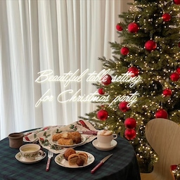 #오늘부터크리스마스
🎄아름다운 크리스마스 테이블 셋팅을 위한 두번째 팁!!
앞서 테이블보를 준비했다면 이젠 그 위에 올릴 소품과 그릇들 차례!❤️💚🎄
제가 모으는 그릇들 중 제일 많은 비중을 차지하는 브랜드는 아라비아핀란드에요! 그중에서 크리스마스 리스가 그려져있는 라인은 딱 12월에만 자주 나와있는 라인이기도 해요! 무엇을 담아도 리스안에 들어가 있는 느낌이라 넘 이뻐요! 다른 크리스마스 접시로는 로얄코펜하겐의 스타플루티드라인이 위시로 기다리고(?) 있고요 ㅎㅎㅎ
커트러리는 몇년전 사브르를 처음 샀응 때가 겨울이 오고 있었을 때라 일부러 크리스마스 시즌에 맞추려고 버건디와 그린을 샀었어요 역시 크리스마스 컬러는 레드와 그린❤️💚🎄
 기본적으로 태이블 옆에는 트리가 있으면 제일 좋아요! 반짝거리는 전구를 배경으로 테이블 사진을 찍을 수 있어서요!
 그치만 트리가 없어도 괜찮아요! 
저는 아기가 어릴때 트리두는건 힘들고 위험하기도 할 것 같아서 한해는 리스를, 한해에는 테이블용 작은 트리를 만들었었어요.
근데 그냥 남들이랑 똑같은 리스랑 미니트리는 재미없잖아요? 원형틀에 생화로 리스를 만들고 오너먼트를 달고 위쪽으론 초를 달아주어서 옛날 귀족들집에 샹들리에(넘나 거창하지만🤣) 같은 너낌으로 천정에 달아주었어요.
 미니트리는 오아시스를 세개정도 쌓아서 원뿔모양으로 깍아준 다음 생화로 트리 모양을 만들고 전구를 두르고 빈티지 오너먼트들을 달아주었어요!
그 외에 우드로 깍은 빈티지 우드장식이나 오너먼트들을 그릇 옆에 살짝 올려놓아도 좋어요!
제 손으로 만든 미니트리와 리스는 11월~1월초까지 저희집 테이블 데코를 항상 지켜주는 아이템이었답니다! 트리말고도 유니크하게 연출해보아요!!!🎄🎄🎄
#ftc11기이야기 #ftc11기
#연재형시리즈
#르헤브식탁 #lerevetable #lerevehome
#크리스마스파티 #크리스마스무드 #크리스마스트리 #크리스마스소품 #크리스마스장식 #크리스마스파티음식 #테이블셋팅 #홈파티 #파티메뉴 #파티룸 #파티음식 #파티스타일링 #빈티지무드 #빈티지접시 #아라비아핀란드 #아라비아핀란드빈티지 #arabiafinland #arabiafinlandvintage #christmasmood #christmastree #christmasdecor #christmasparty #christmasdecorations
