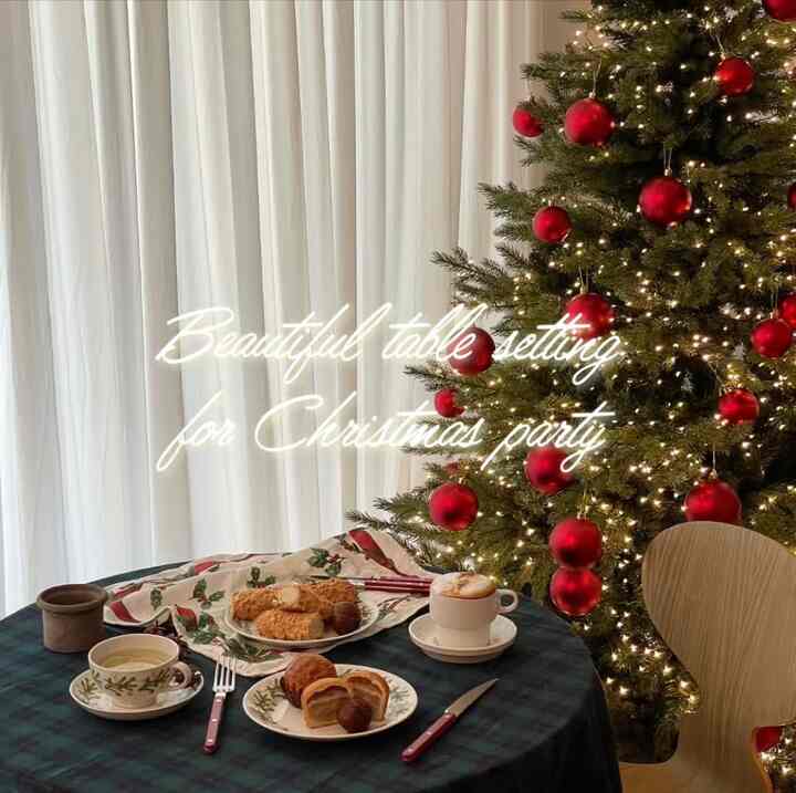 
🎄美しいクリスマステーブルの設定のための2番目のヒント！

先にテーブルクロスを用意したら、もうその上に載せる小物とボウルたち順番！❤️💚🎄
私が集める器の中で一番多くの比重を占めるブランドはアラビアフィンランドです！その中でクリスマスリースが描かれているラインはちょうど12月にのみよく出ているラインでもありますよ！何を盛り込んでもリスの中に入っている感じなんだよなぁ！他のクリスマスプレートには、ロイヤルコペンハーゲンのスターフルーティードラインが欲しいと待って（？）あります。
カトラリーは数年前にサーブルを初めて買った時が冬が来ていた時だとわざわざクリスマスシーズンに合わせようとバーガンディとグリーンを買いました やっぱりクリスマスカラーはレッドとグリーン❤️💚🎄
 
 基本的にテーブルの横にツリーがあれば一番いいです！輝く電球を背景にテーブル写真を撮ることができますよ！
 でも木がなくても大丈夫です！ 
私は赤ちゃんが幼い頃に木を置くのは大変で危険だと思うので、一年はリースを、一年にはテーブル用の小さな木を作りました。
しかし、他の人と同じリスとミニツリーは面白くないでしょうか？円形枠に生花でリースを作ってオーナメントをつけて上方では蝋燭をつけてくれて昔の貴族たちの家にシャンデリア（あまり途方もないけど🤣）のような気持ちで天井につけてくれました。
   #크리스마스트리 #크리스마스소품 #크리스마스장식 #크리스마스파티음식 #테이블셋팅 #홈파티 #파티메뉴 #파티룸 #파티음식 #파티스타일링 #빈티지무드 #빈티지접시 #아라비아핀란드 #아라비아핀란드빈티지 #arabiafinland #arabiafinlandvintage #christmasmood #christmastree  #christmasparty #christmasdecorations
