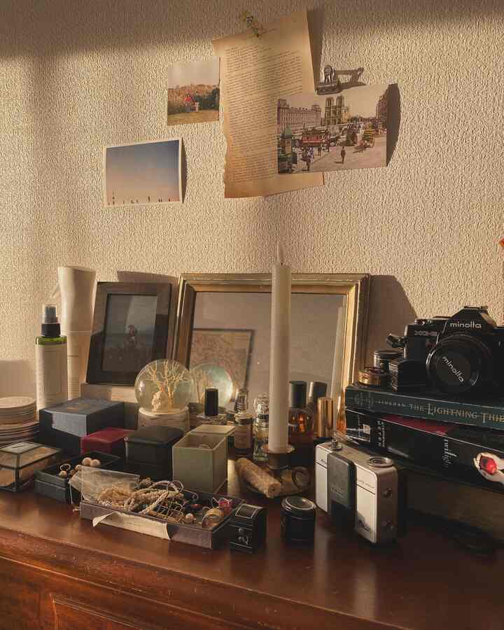 出かける前、最後にここでピアスや指輪を身につけます💍🪞

.
.
.

#アンティーク #ヴィンテージ  #ブロカント #アンティーク家具 #蚤の市 #古道具のある暮らし #古道具 #アンティークのある生活 #フランスアンティーク #goodroom取材 #ひとり暮らし #ふたり暮らし #二人暮らしインテリア #間接照明のある暮らし #古道具好き #賃貸インテリア #france #paris  #antique #ブロカントのある暮らし #丁寧な暮らし #イギリスアンティーク #フランス雑貨 #3dk 