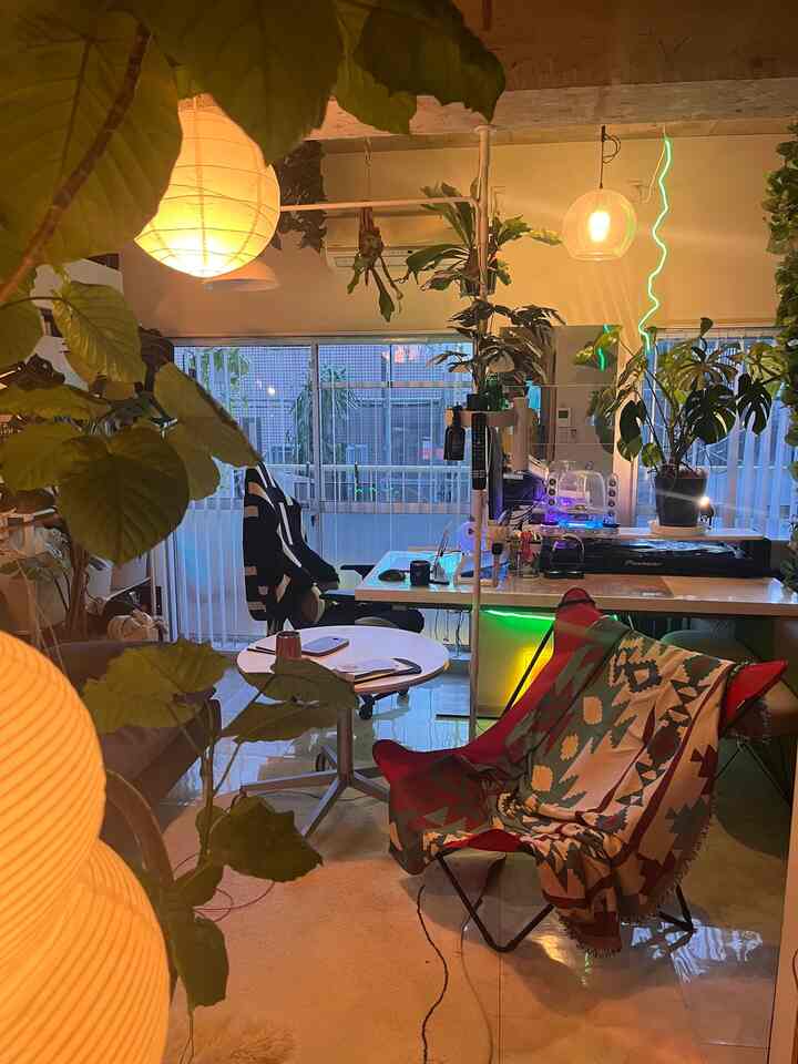 This is Sabuaka. It was cold over the weekend, and it feels like winter is really on its way.

I spent the weekend holed up and engrossed in reading manga. I had a very active but fun time on the balcony, in the living room and in my bed. I even brought a blanket with me to the balcony.

#rental #賃貸インテリア #ワンルーム #IKEA #信じられないIKEA率 #観葉植物 #cozy #リノベーション