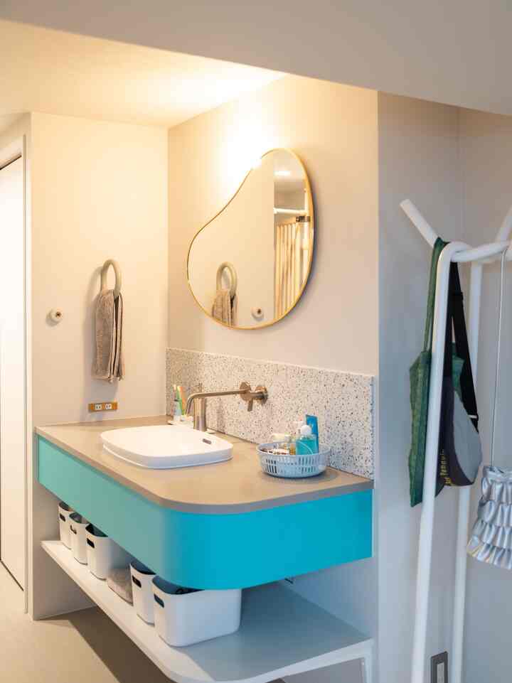 造作の洗面カウンターは玄関に設けることで、プライバシーを確保しています。


#洗面所 #washroom #リノベーション #造作洗面台