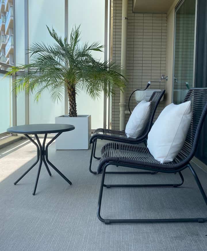 Our balcony 🌴
It's quite spacious for an apartment, so we use half of it as a laundry space and the other half as a luxurious relaxation space.

In the future, we'd like to put tile panels on the floor to give it a more pop look.

#Balcony #バルコニー #ガーデンチェア #ガーデンファニチャー #フェニックスロベレニー #ヤシ