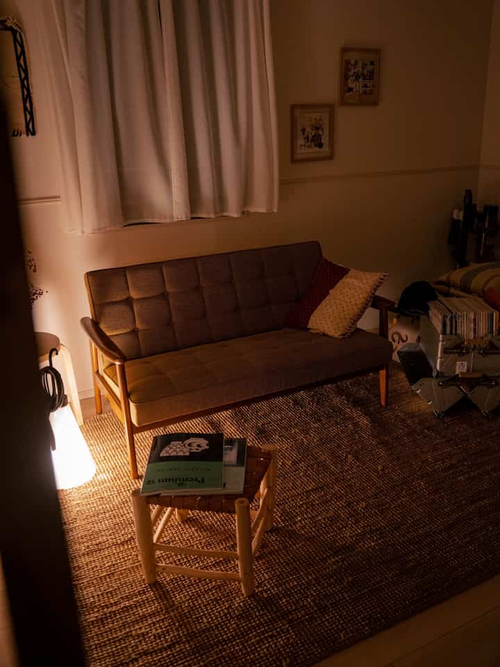 リラックスできる部屋。最近ようやくラグを買いました。ラグはIKEAのジュートラグ。価格がお手頃で、デザインも他のアイテムと馴染む感じが気に入っています。
デザインのあるラグもいいですが、こういうシンプルなものは、他の家具を引き立ててくれたり、家具のまとまりを作ってくれたりするので、重宝します◎

#ソファ #2人掛けソファ #キャンプ用品 #間接照明 #リビング #ラグ #ジュートラグ #北欧インテリア 