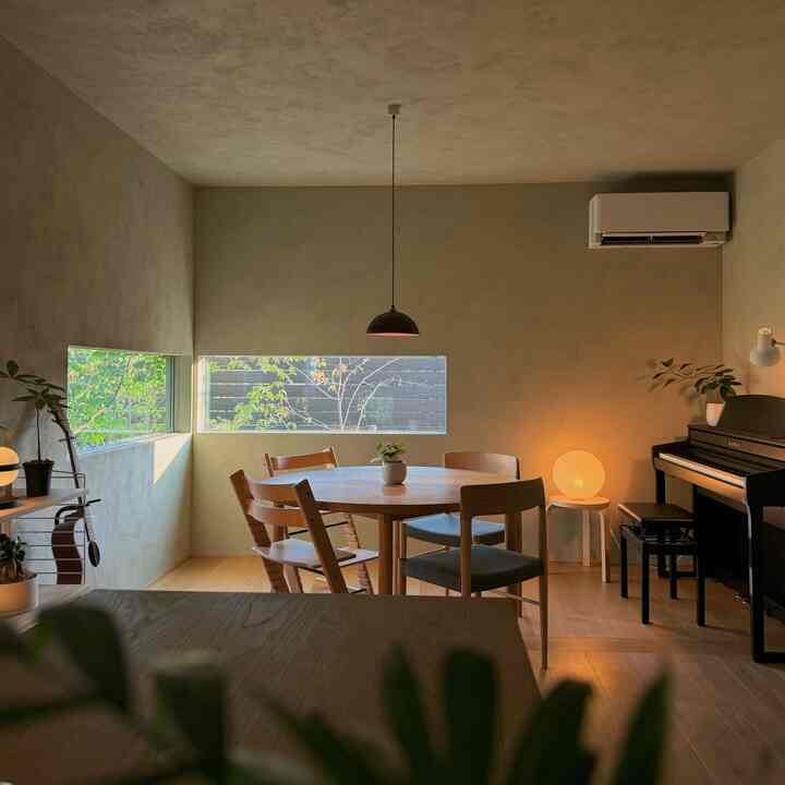 ruang makan favorit

#Makan #ダイニングテーブル #丸テーブル #Artek #ピアノ #コーナー窓