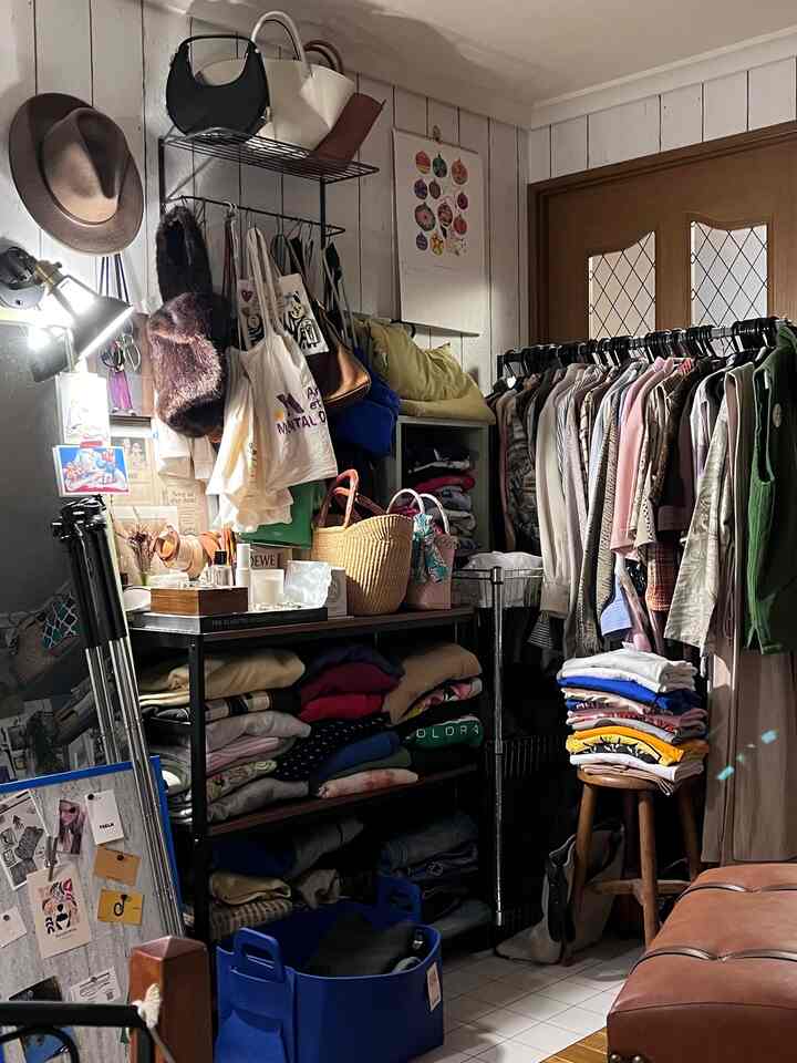 洋服と共存する部屋🧥
#クローゼット #洋服 #収納 
