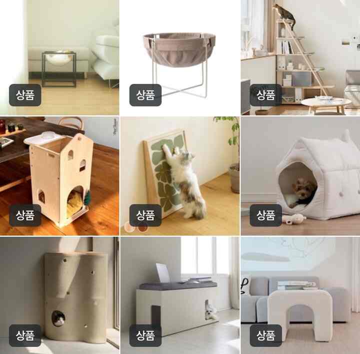 ナチュラルな色調と白い壁のリビングに、多様なキャットタワーやペットハウス、サイドテーブルが配置された雰囲気のある空間