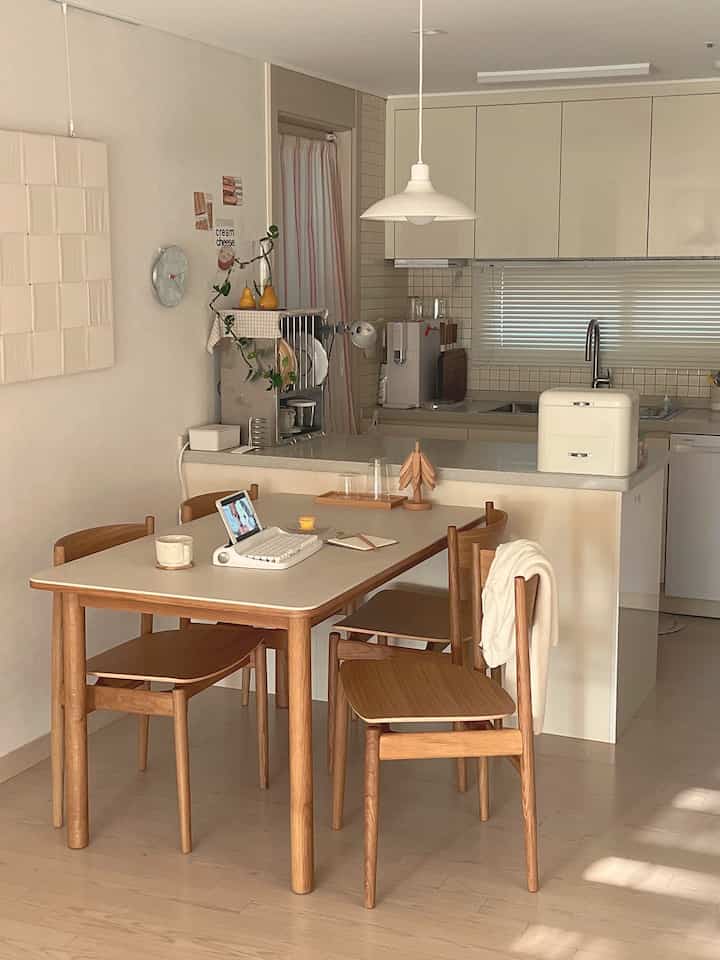 
⠀
⠀
It's been a long time since I took a full kitchen shot😆
Today, the sun was shining brightly,
so I quickly got up and took a picture. Hehe
⠀
I really like wooden furniture,
but sometimes I want to bring in furniture with bright colors,
but in the end, I ended up choosing wooden furniture... 🪵🪵🪵
⠀
This time, I chose white oak for the dining table,
and it was just as pretty… 💛
The chair was the thing I liked the most when I saw it-!

The clean, simple feel was so pretty✨
⠀
The table top is porcelain -!

I wanted the dining table top to be porcelain,
but since I have Na-ye,
I chose porcelain because it's easy to maintain-!
⠀
It's resistant to scratches, heat, and stains,
so it's perfect for a house with a baby-! The corners are rounded, so it's safe👍🏻
⠀
Our house looks warmer with wood💛
⠀
⠀
✨Brick Nine Plain Oak Porcelain Dining Table
✨Brick Nine Wooden Chair Oak
@bricknine_official 
⠀
⠀
⠀
#Brick Nine #포세린식탁 #세라믹식탁 #홈스타일링 #주방인테리어 #주방 #주방인테리어 #주방꾸미기 #원목테이블 #원목인테리어 #식탁 #식탁의자 #주방조명 #식탁추천 #키친인테리어 #키친테리어