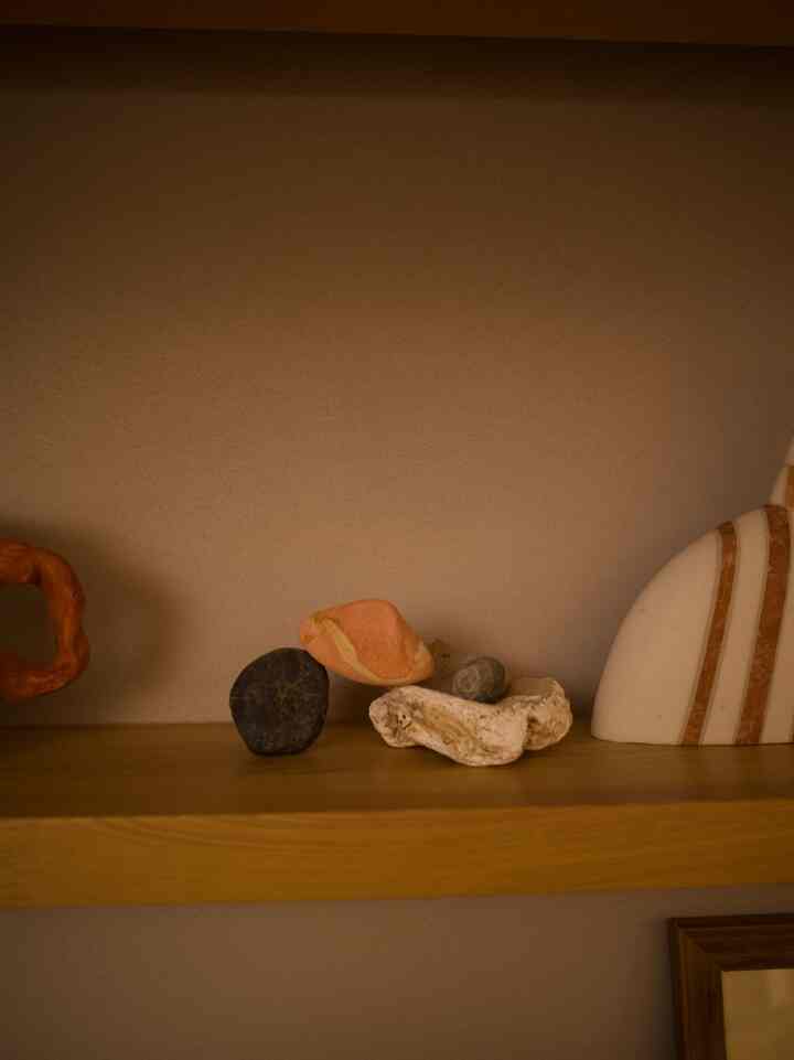 #カップボード飾り棚
子どもたちが拾ってきた石や貝を飾るのが好きです（ピンク色の石は買ったものです）