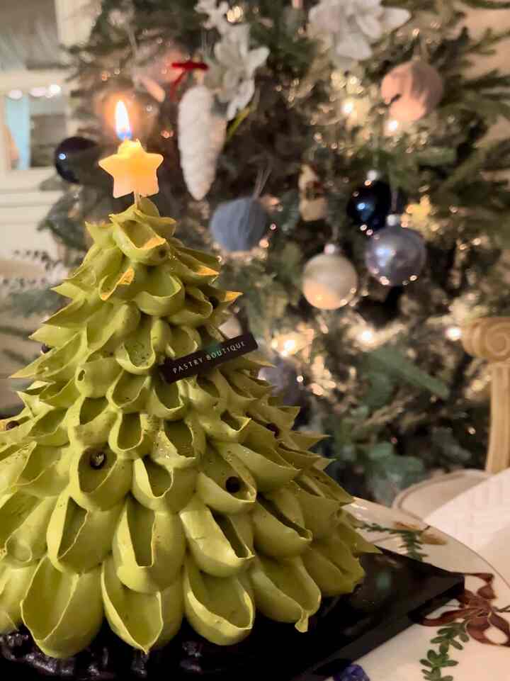 
11月になると、過去のリビング風景とクリスマスフードで飾られたダイニングテーブルの写真を見て、今年のクリスマスを準備しました。

今日の家でミリクリスマスチャレンジを見る瞬間！
興奮していました^^

今日も過去のクリスマスフォトブックの中で24年ミリクリスマス準備してみます🌲🎄

2022年ホテル新羅ペストリーブティックトリケーキが一緒にするテーブルですよ🎂

＃今日からクリスマス＃1日目記録＃クリスマスストリート＃クリスマス料理＃クリスマス日常＃クリスマスケーキ＃2022クリスマスケーキ＃ソウル新羅ホテルパストリブティック
#今日の家にはとてもいいチャレンジ
#今日からクリスマス
#コンスープ 
#コンスプ 