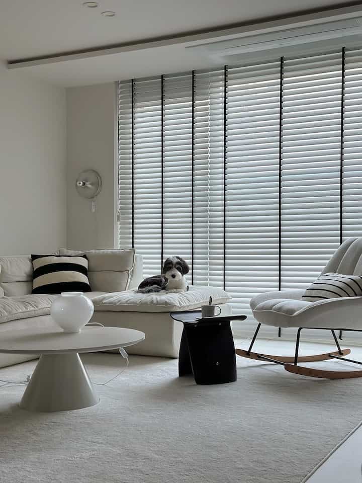 #OurHomeGoodTembingo #Livingroom

1. TrueGallery #Blind
Blinds that combine black and white
Modern yet eye-catching design is attractive 🖤

2. Nomia Bay #Rug
A cozy and warm rug with a dense pile and thickness

3. Flatpoint Bember #Sofa

A #modular sofa with soft goose down filling and freely configurable #Fabric sofa that has both comfort and design

4. Radiroom Light and Moon #Lighting
A pretty light in the shape of a moon jar ✨
An item that becomes an object in itself even without turning on the light!

5. TanguiSeoul #Walllight
A wall light with a unique design
It's light enough to hang as a focal point in any space!

#Livingroomdecoration #Livingroominterior #Livingroomstyling
#Blindinterior #Livingroomrug #Ruginterior
#Flatpoint #Flatpointbember #Flatpointsofa
#Lightinginterior #Moonjar #Walldecoration