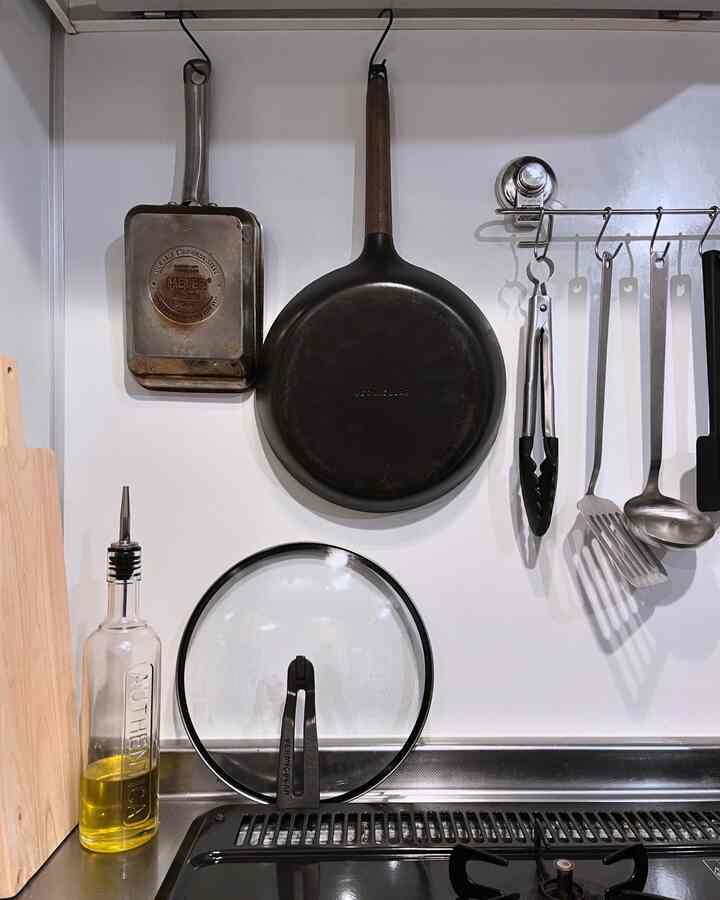 キッチン道具は吊るす収納派。
アイテムそれぞれの個性が際立ち無骨な雰囲気がカッコいい！ 
#VERMICULAR #MEYER #無印良品