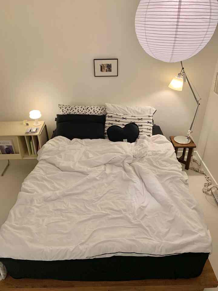 Taburkan foto malam berwarna coklat keemasan di pagi yang cerah✨
Sudah lama sejak saya mengubah posisi tempat tidur dan pencahayaan.
Bahkan penggantian tempat tidur sudah selesai🖤🤎


#Rumah hari ini #오늘장면한컷 #방바꾸기
#Interior tempat tidur #원목침대 #원목가구 #매거진랙 #바미르 #화이트침구 #호텔침구 #블랙앤화이트 #아르떼미데 #침실조명 #침실꾸미기 #헤이조명 