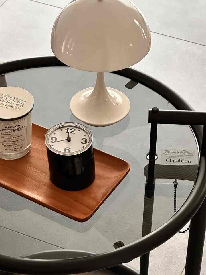 The upward-facing clock is from Alessi.

I bought a lot of Actus teakwood trays and use them in a variety of places

#ALESSI
#Cassina
#e1027
#LivingroomInterior