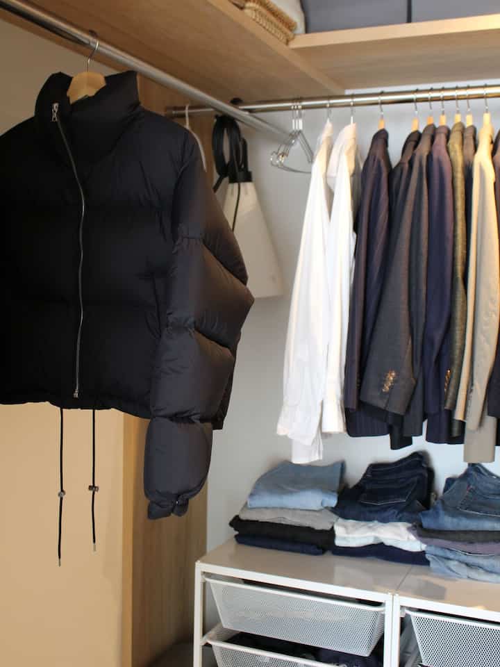 ウォークインクローゼットに家族全員の服を収納しています。ハンガーはIKEAの木製ハンガーをメインに使用。ステンレスハンガーは干した服が乾いたらそのまま収納できるので家事の時短にも繋がっています。かさばらずに収納できるのでシャツ類の収納に使用してます。

#ウォークインクローゼット #クローゼット収納 #クローゼット #洋服 #服収納 #服の整理