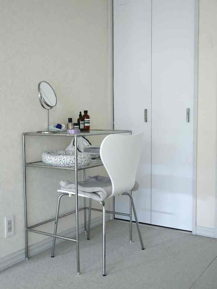 Here's a close-up look at the stainless steel modular dresser I posted the other day.
I'd like to change the chair if I can find something cute♪
The glass top gives it a sense of openness and doesn't feel oppressive◎
I'd like to change what's on the second shelf.
I'm currently putting an accessory case there☺︎

#Koreaninterior #Koreainterior #韓国インテリア #シンプルインテリア #無機質インテリア #シンプルなインテリア #シンプルな暮らし #シンプル #シンプリスト #海外インテリア #模様替え #IKEA #IKEAミラー #セブンチェア #リビングインテリア #ドレッサー #モジュール家具
