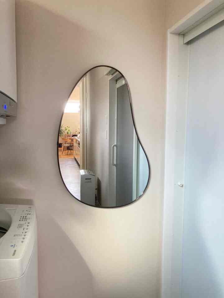 脱衣、ランドリールームに
ミラーを設置
🪞

このミラーを見た瞬間
子供たちが好きなバーバーパパに
形が似てたので決めました♡

うちのランドリールームは
窓がひとつしかないので
明るさをプラスするためにも
設置してよかった🥹

向かい側のダイニングの
観葉植物たちも写し出されて
なんかいい🥰


#ランドリールーム #ランドリールームのインテリア #バスルーム #脱衣所 #アンブラ　#ミラー #アイアンバー　#ミラー・姿見 