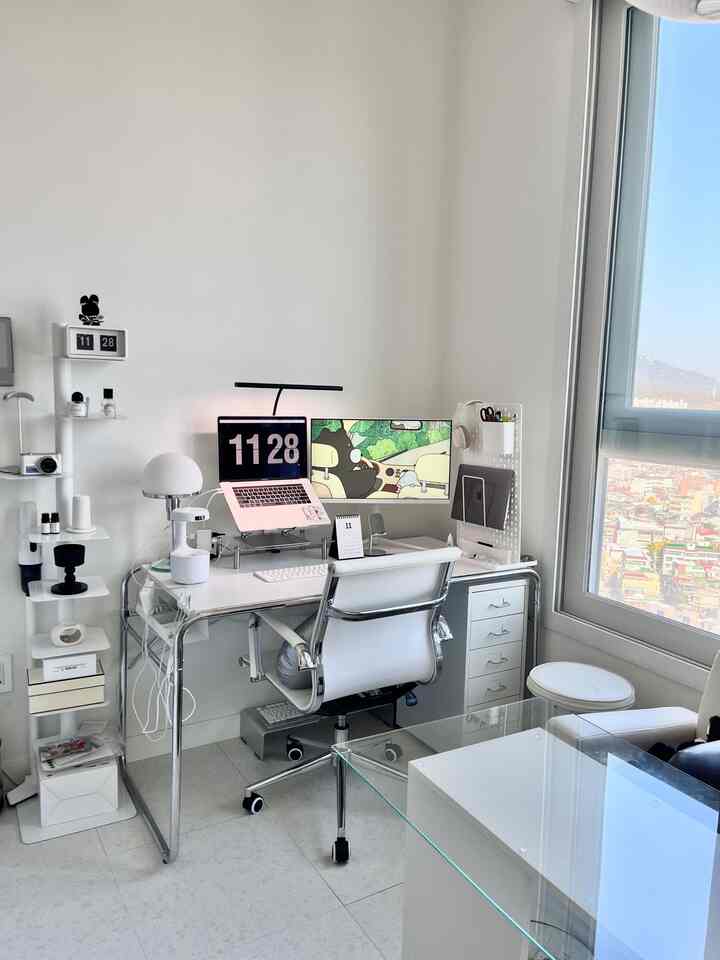 明るくモダンな白を基調としたホームオフィス空間、デュアルモニターと整頓されたデスクが印象的なインテリア