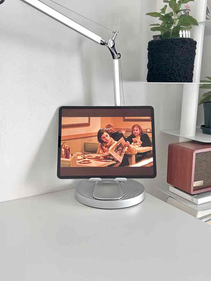 *誤って削除されたコンテンツを再度アップロードします。 🥹
詳細な写真レビューはInstaにあります。 🫶🏻*

✧ デスクの塗りつぶし _ iPad 取付台 : 角度調節タブレット取付台 ✧

ipad is my life… 🤍✨
仕事ほどなければならない存在であるiPadさん..🫶🏻

今回初めて台座を買ってくれました😋

実はケースがあるから
あまり必要ありませんでした。
ただ何かロマン..?(笑) #아이패드 #아이패드거치대 #아이패드프로 #아이패드스탠드 #ipad #ipadpro #쇠테리어 